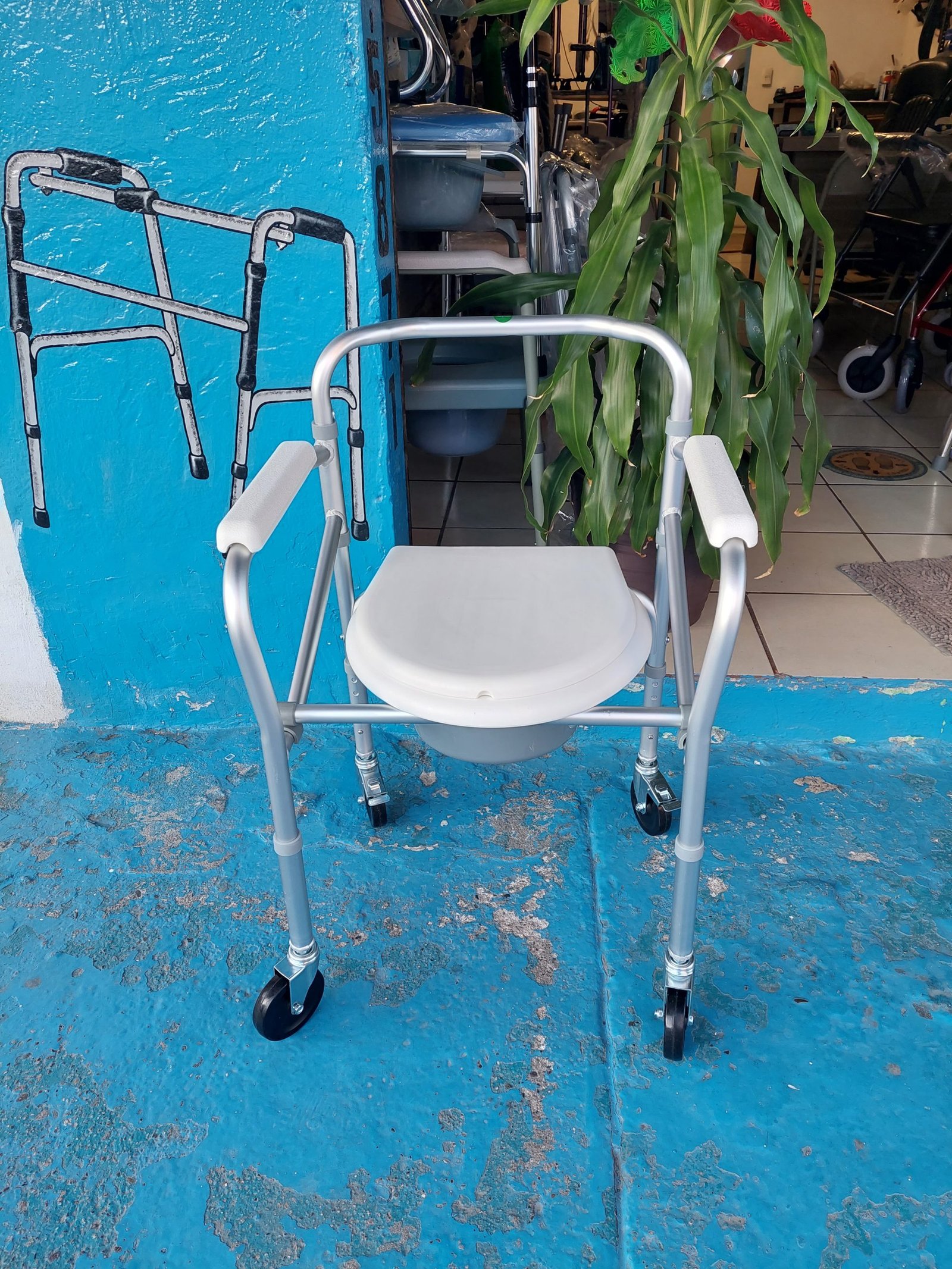 OU440 SILLA COMODO CON RUEDAS