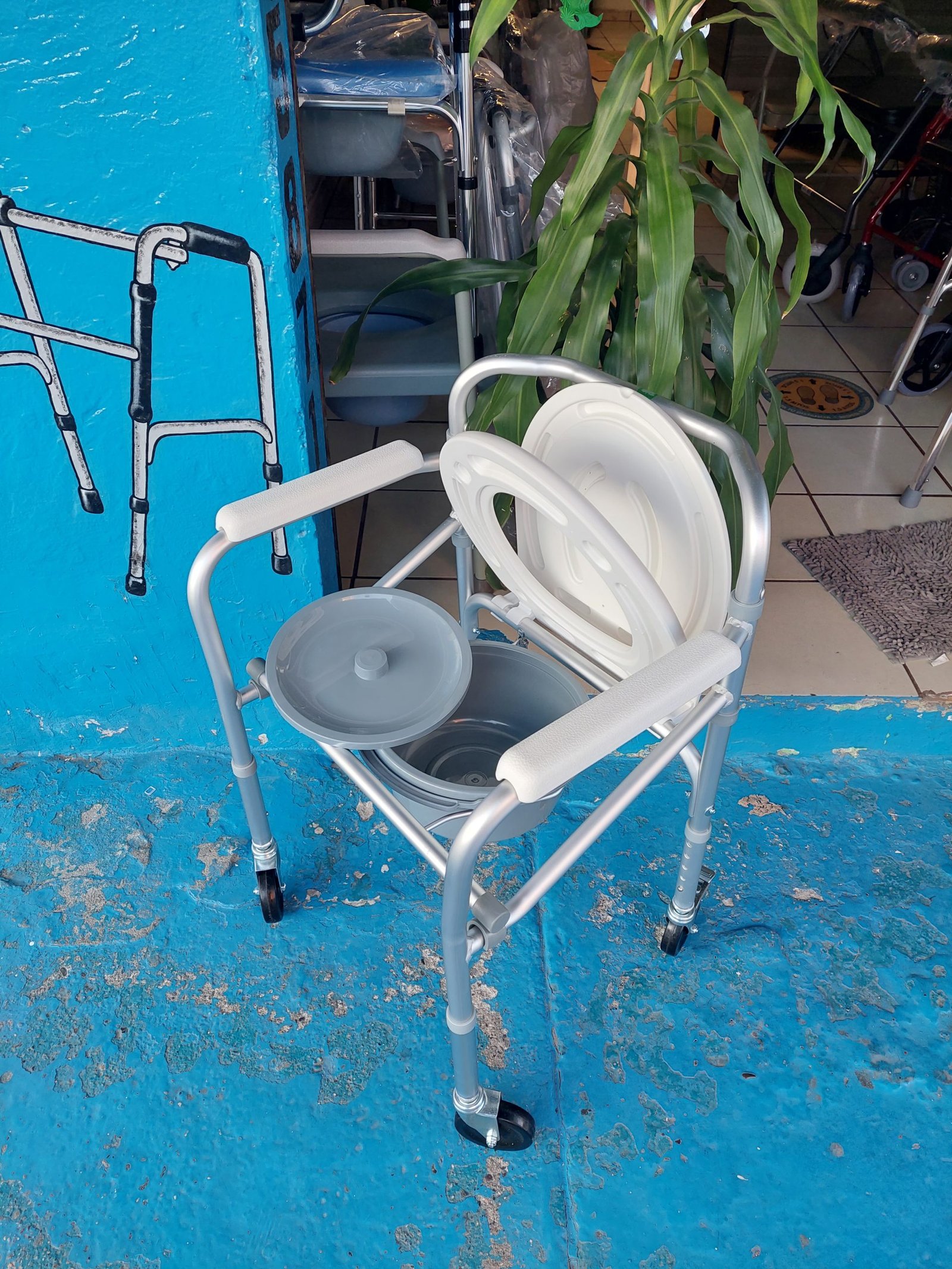 OU440 SILLA COMODO CON RUEDAS Imagen 2