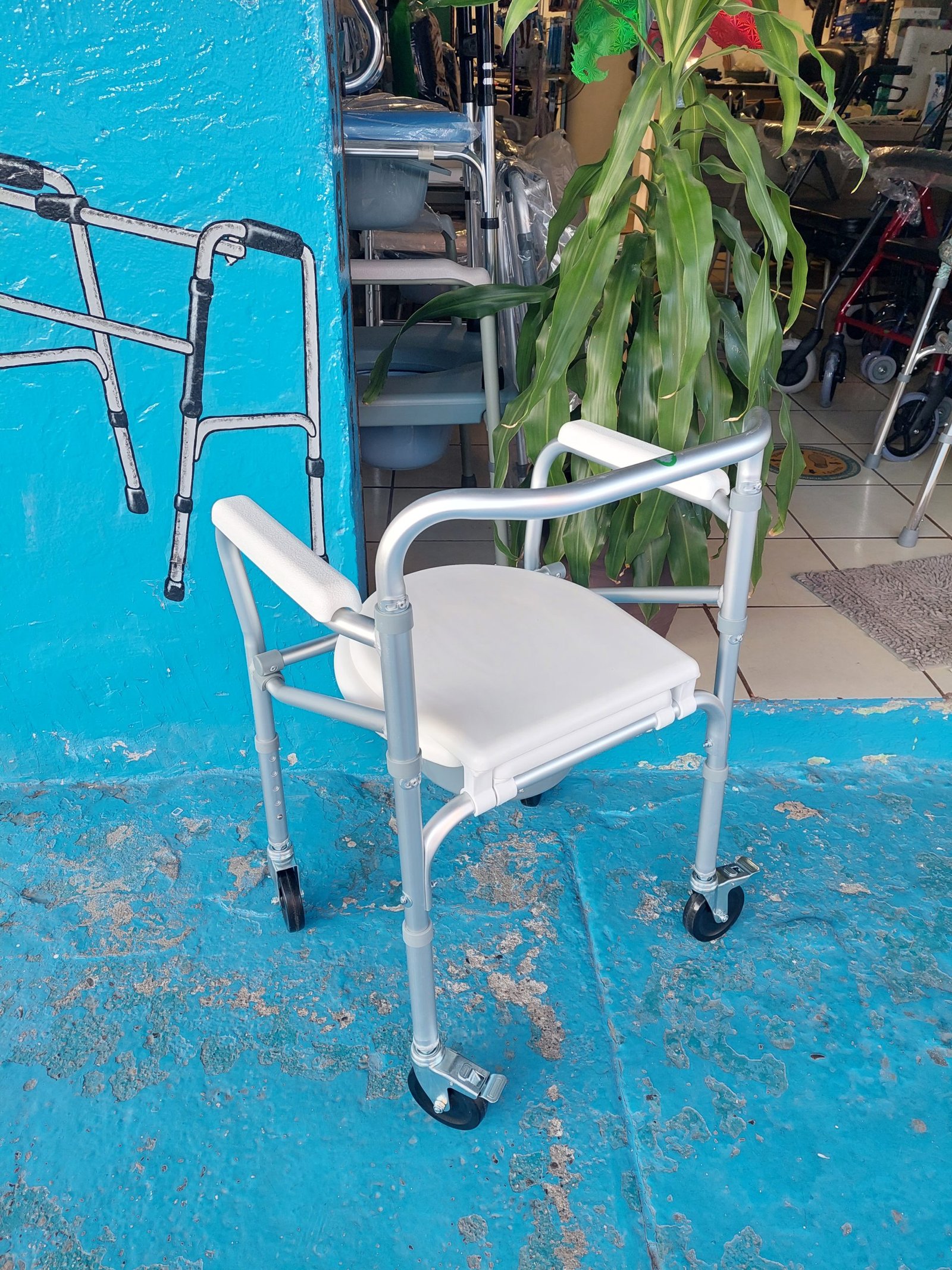 OU440 SILLA COMODO CON RUEDAS Imagen 3