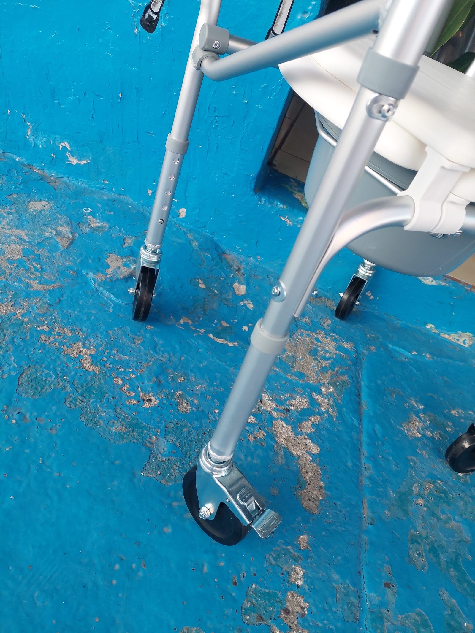 OU440 SILLA COMODO CON RUEDAS Imagen 4